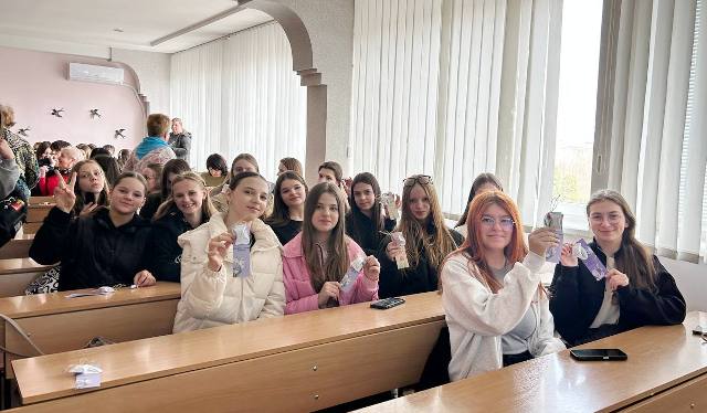 Весняний настрій для всіх-вручення сувенірів та передбачень кожному гостю заходу